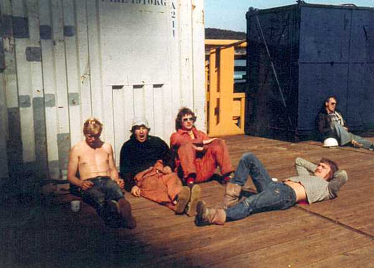 Dykkere slapper av etter hardt arbeid på Dunlin A plattformen i Gandsfjorden ved Stavanger.
Fra venstre: .....?...., Jan Egil Pettersen, Ivar Simonsen?, Henning Christensen og Georg Hetland.
