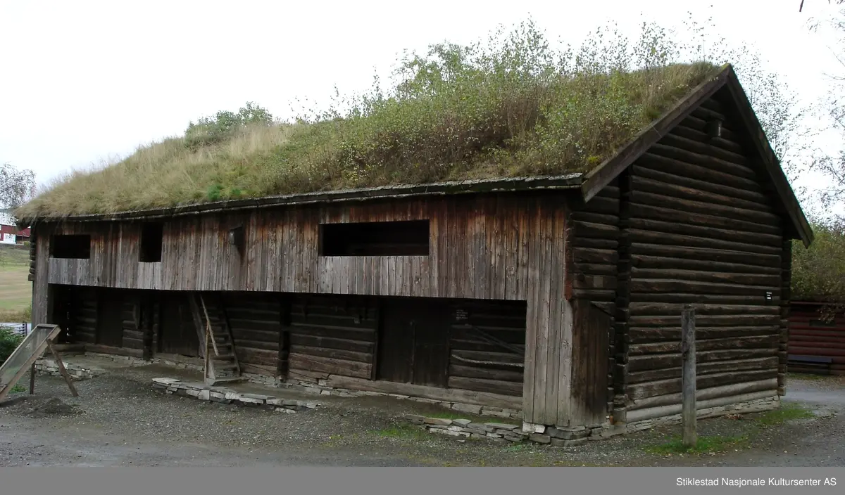 Bygningen er 17 meter lang og ca. 8 meter bred og er i to etasjer. Tømmerkassen er laftet og står på en gråsteinsmur. Taket er tekt med torv. I bygningens sørdel (i første etasje) er montert ett kjørehjul koblet til ei treske i andre etasje.