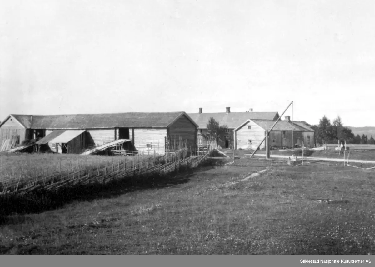 Bygningen er 17 meter lang og ca. 8 meter bred og er i to etasjer. Tømmerkassen er laftet og står på en gråsteinsmur. Taket er tekt med torv. I bygningens sørdel (i første etasje) er montert ett kjørehjul koblet til ei treske i andre etasje.