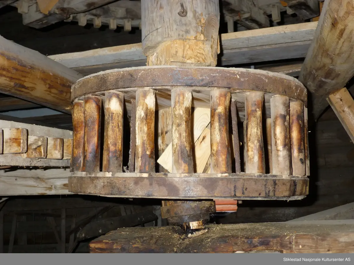 Bygningen er 17 meter lang og ca. 8 meter bred og er i to etasjer. Tømmerkassen er laftet og står på en gråsteinsmur. Taket er tekt med torv. I bygningens sørdel (i første etasje) er montert ett kjørehjul koblet til ei treske i andre etasje.