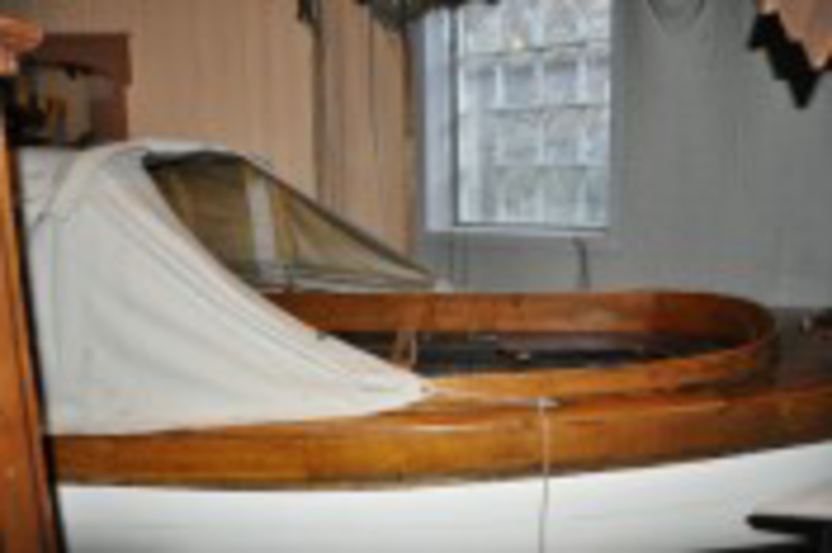 Byggeår: 1920. Kravellbygd med krysserhekk. Kravell på ribber. Åtte bordganger. Ikke styrhus, men kalesje festet til en ca. 10 cm. høy ramme rundt cockpit. Fordekk og akterdekk. Dobbeldør inn til lasterom under fordekket. Rorkult og løs benk til rormannen. Har også sideratt på bb side med kjedeoverføring til roret. En liten klappstol ved siderattet. Påmontert ett sett åregafler i messing. Sittebenker, spiler, på hver side av båten. Lite lasterom i baugen, inne i ligger en kalesje til resten av båten i grov seilduk. Motor i kasse midt i båten, FM-motor 2 hk, ikke originalmotoren. Verktøy i motorkassa: 3 skiftenøkler, 1 sparkelspade, 1 liten navar.