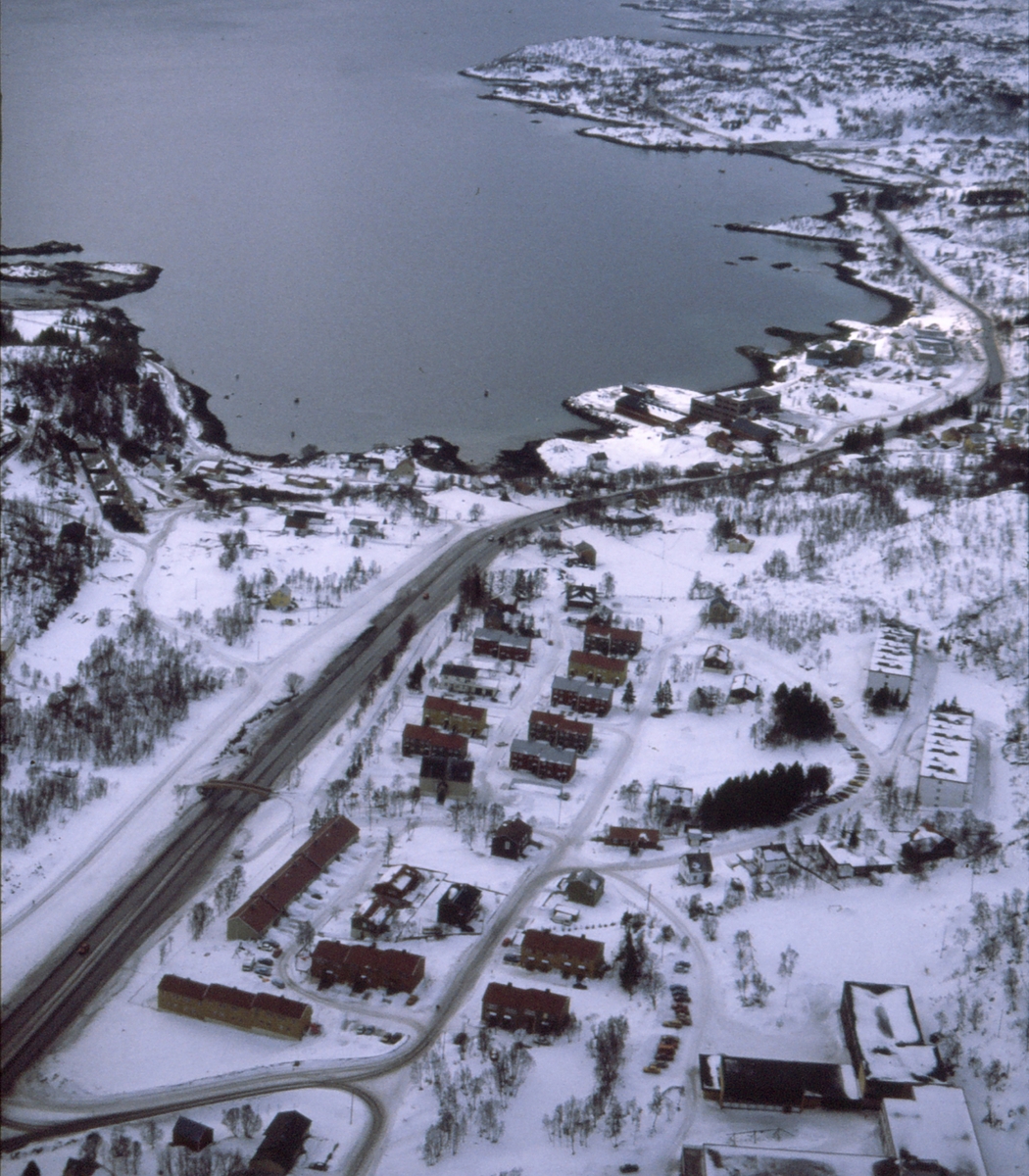 Flyfoto av Kanebogmyra, viser riksveien på strekningen fra skolen og sørover.