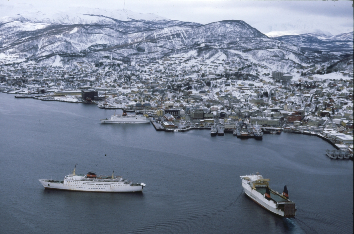 Flyfoto av Harstad, tatt i forbindelse med besøk fra danske fartøyer under en NATO-øvelse på 1980-tallet.