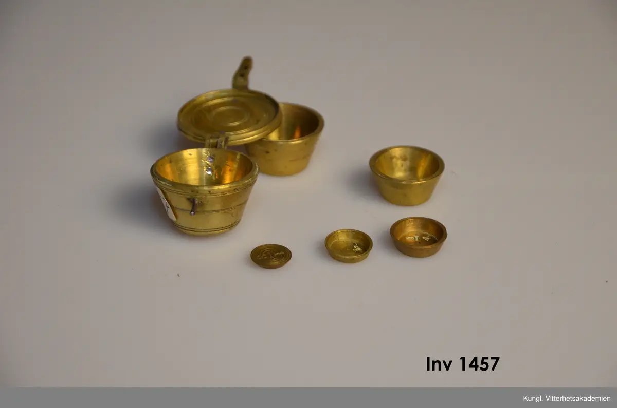 Insatsvikt med fem inneliggande  vikter med en sammanlagd vikt av 1/4 skålpund = 106,269 gram. Insatsen är krönt med årtalet 1843 datum 13/5 och justerarens initialer FM. Efter 1858 fick dessa insatsviket justeras i Sverige eftersom decimlasystemet infördes 1855. Insatsvikterna användes av resande köpmän och justerare.

Ingen proveniens eller åtkomstuppgift tillgänglig
