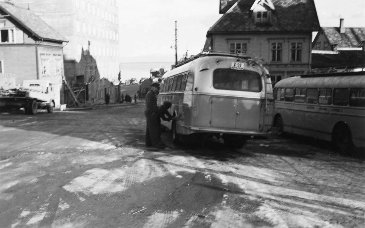 To mekanikere arbeider på HORBs buss X-53, ved verkstedet i Håkons gate.