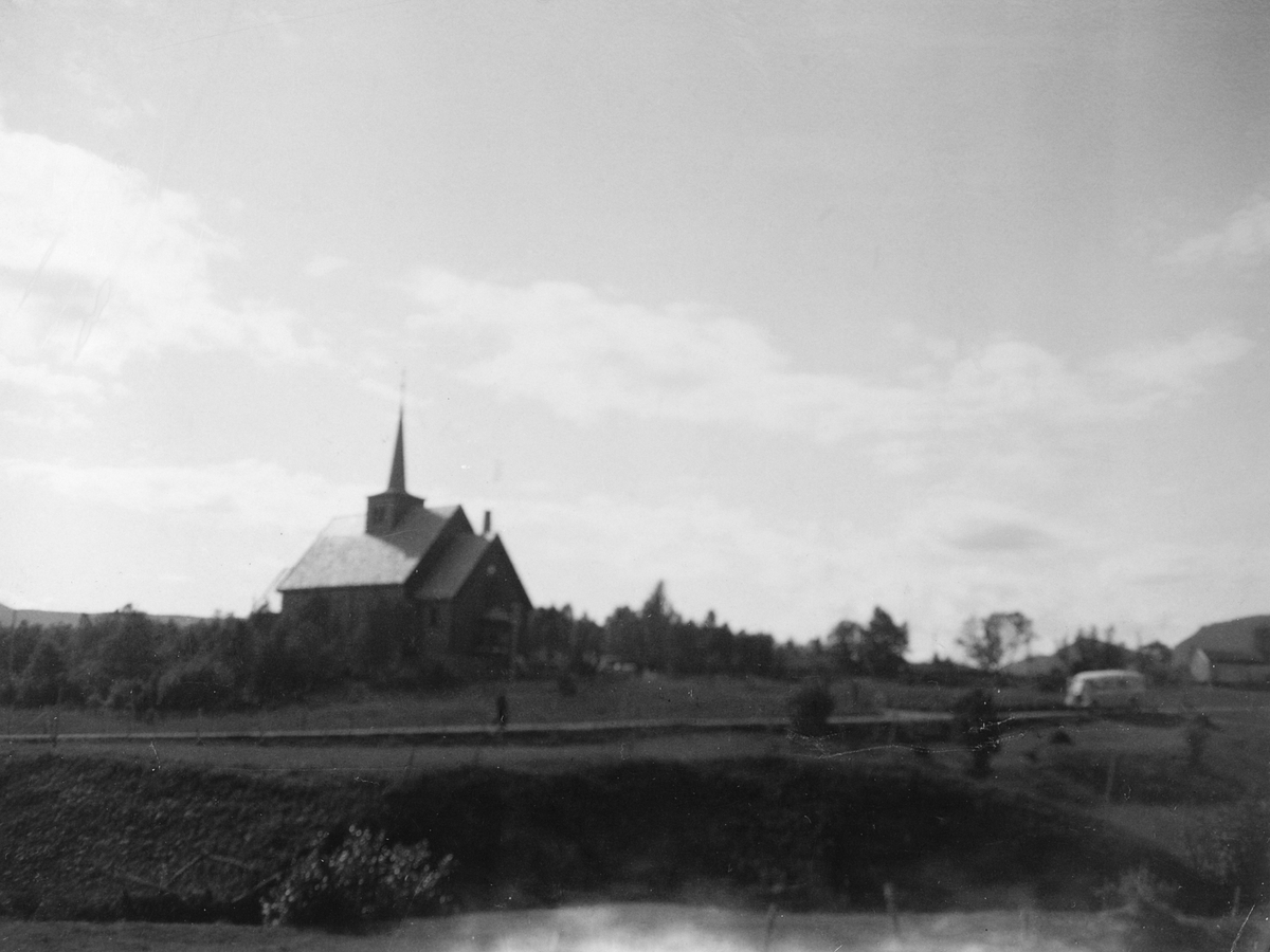 Sørvik kirke, med buss på veien foran.