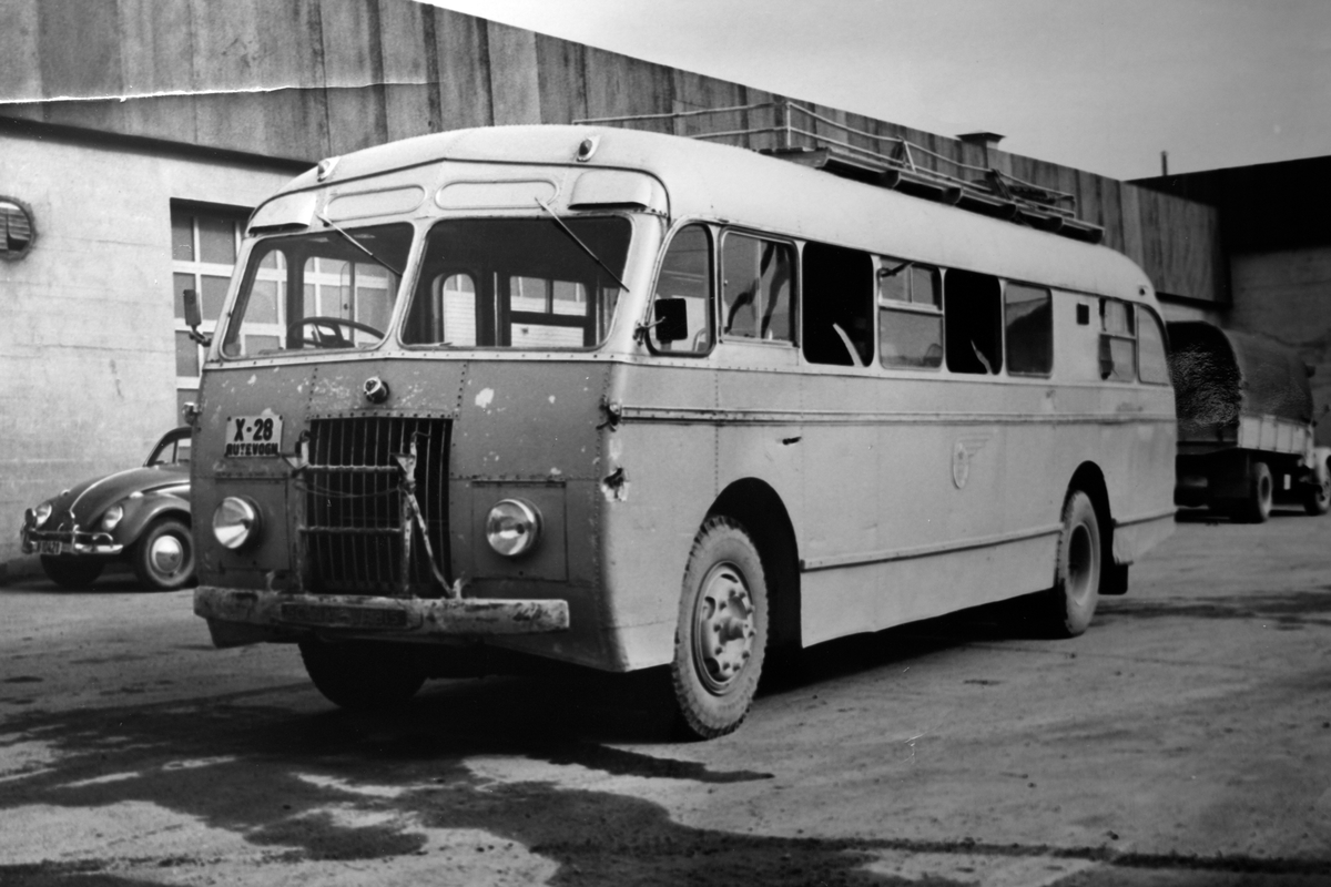 HORBs buss X-28 ved verkstedet på Sama. Bussen har karosseriskader.