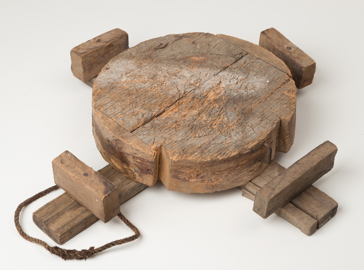 Mal til produksjon av gjorder (ringer) til hummertener. En sirkelformet trekubbe festet til et trekors, slik at det stikker ut fire armer i et kryss/ kors. Midt på hver arm er det festet en liten trekloss som danner en vegg. Mellom trekubben (sirkelen) og treklossen (veggen) er det et mellomrom hvor gjorderingene legges. Gjorderingen legges rundt treklossen (sirkelen) og holdes på plass av treklossene (veggene). En liten metallbolt er festet i treklossen. Den er festet vertikalt, front i front med den ene treklossen.