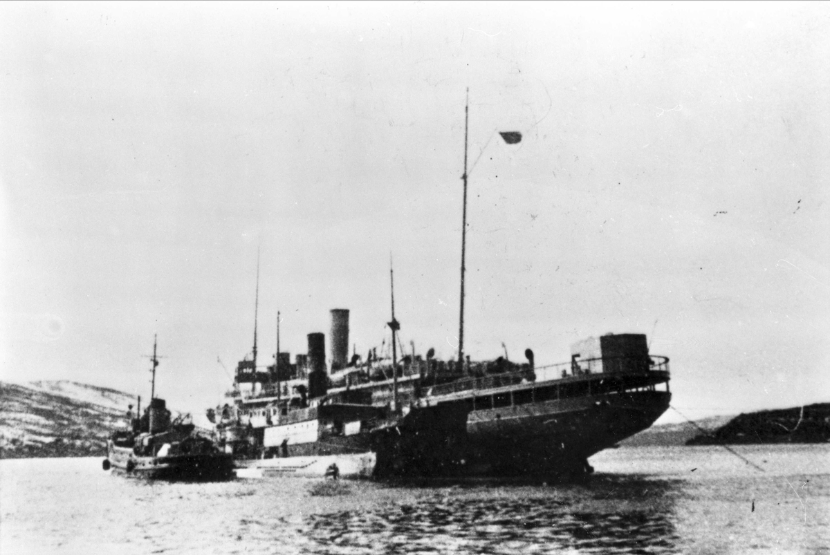 "Stella Polaris" - til høyre - med ubåt og to andre fartøyer liggende ved siden.