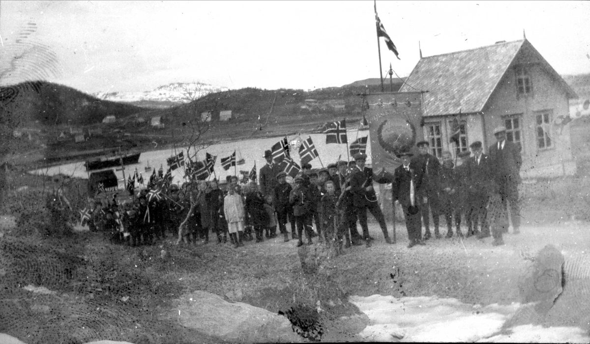 17.maitog foran gammelskolen i Fauskevåg.