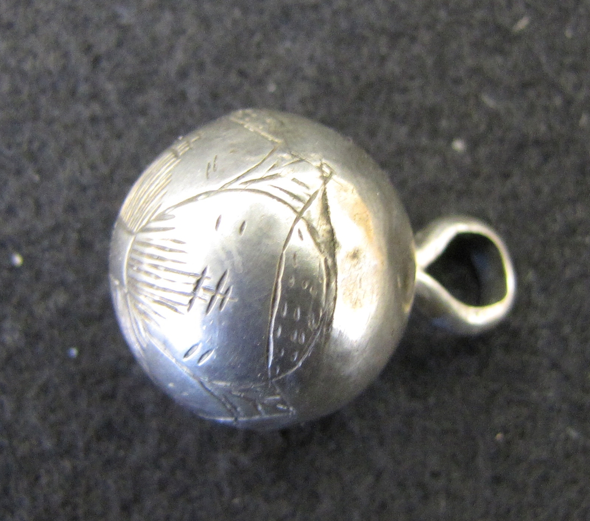 Fem runda, ihåliga silverknappar med en enkelt ingraverad blomdekor. Enligt museets katalog 1904-05 härrör dessa knappar från Norge. Stämplarna visar emellertid att så ej är fallet.

Silversmeden Jonas Aspelin d.ä. Föddes 1730 i Brösarp och kom i lära hos Lars Knutsson i Ystad 1748. Aspelin blev gesäll 1751 och mästare 1761. Han blev sitt ämbetes ålderman 1777 och avled 1802. Hans son, Jonas Aspelin d.y. (1771-1832), blev silversmed i Ystad 1796.