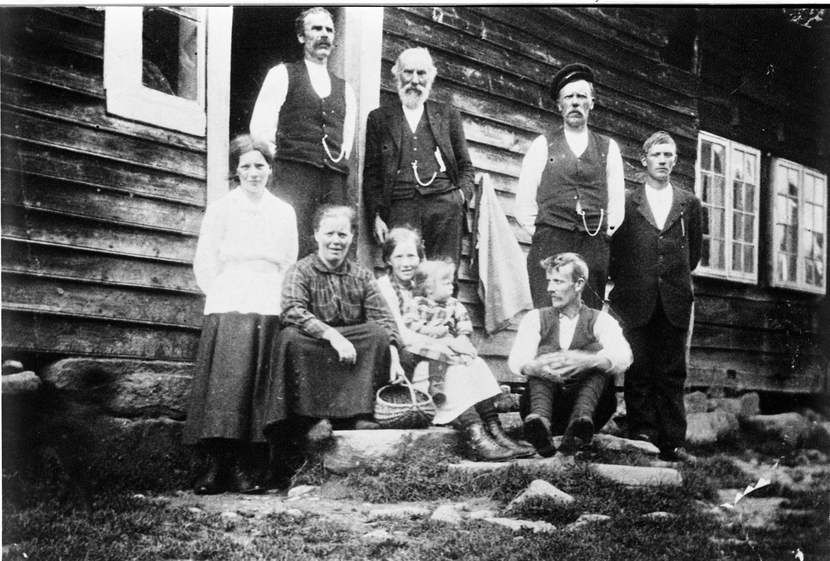 kvinner, menn, barn, hus, trapp.