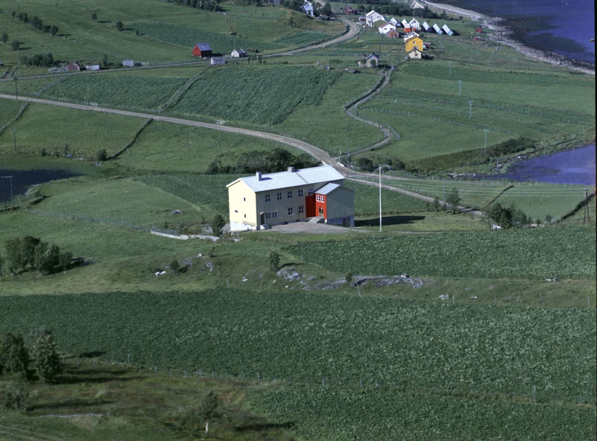 Flyfoto av Kasfjord skole med Auna i Kasfjord i bakgrunnen.