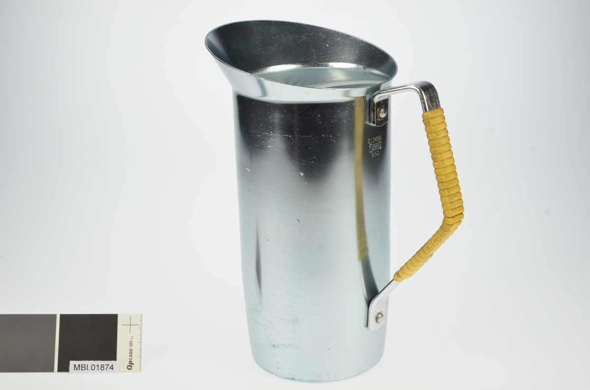Eloksert cocktaimugge i aluminium med hank surret med plastband. Innsats i plast for og holde isen inne i kannen ved tømming..