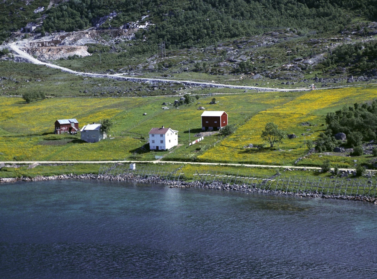 Flyfoto av bebyggelse på Grøtavær. Fiskehjeller i forgrunnen.