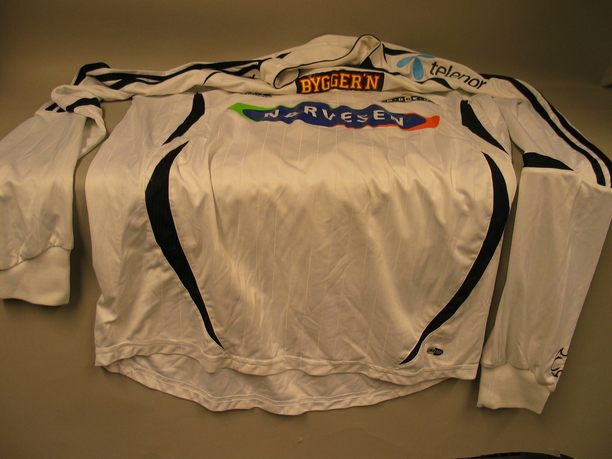 Trøye nr 19, shorts nr 20, ett par strømper. Strømpene er hvite med Shell-logo. 