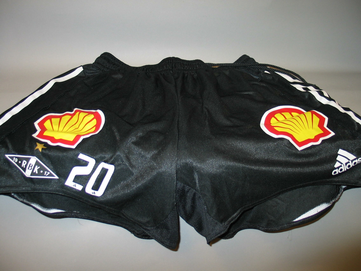 Trøye nr 19, shorts nr 20, ett par strømper. Strømpene er hvite med Shell-logo. 