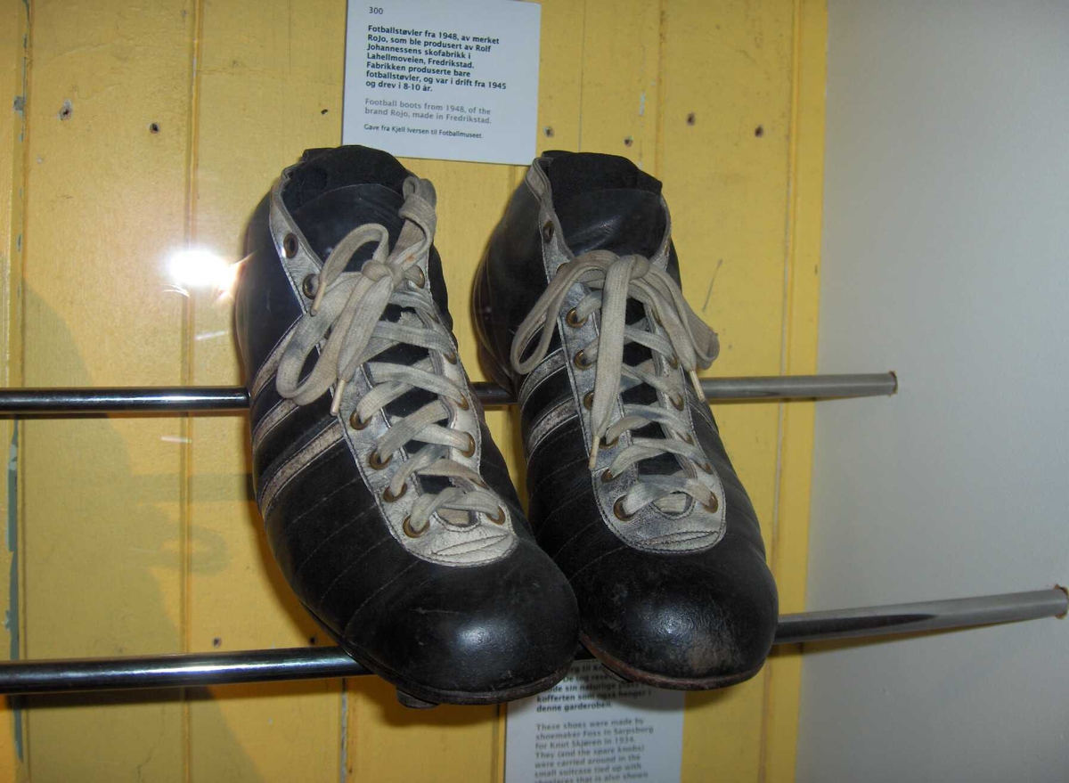 Sorte med tre hvite striper. Spikerknotter.