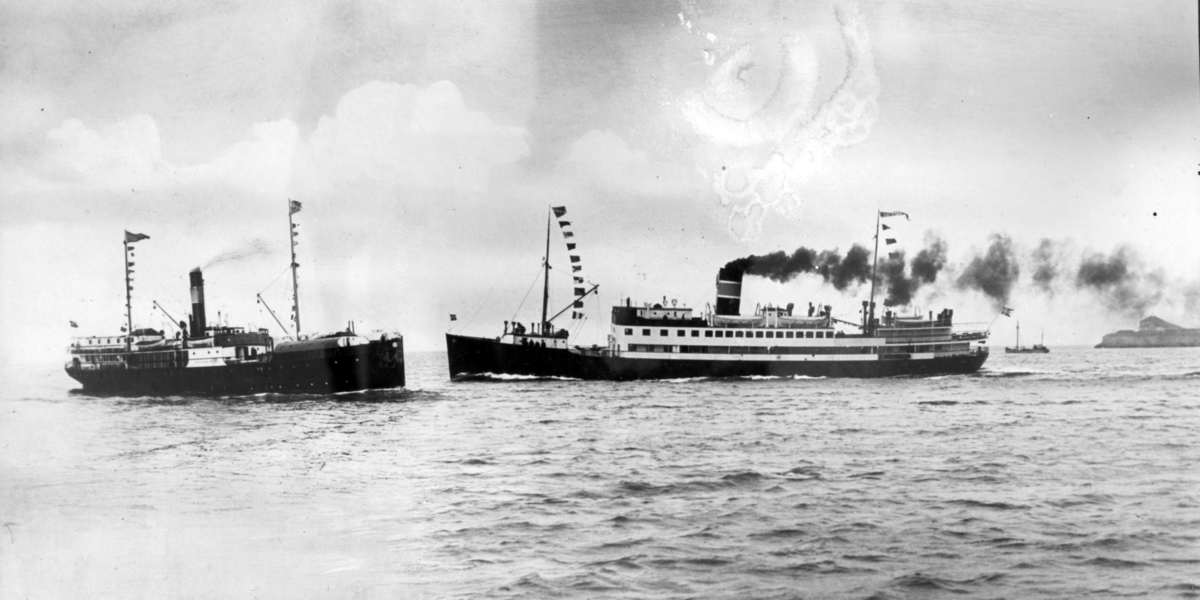 Dampskipene "Lofoten" og "Vesterålen", med Munkholmen til høyre, ca 1936-1937.