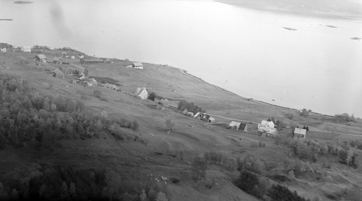 Oversiktsbilde av Vollstad, fotografert ovenfra med Tjeldsundet i bakgrunnen.