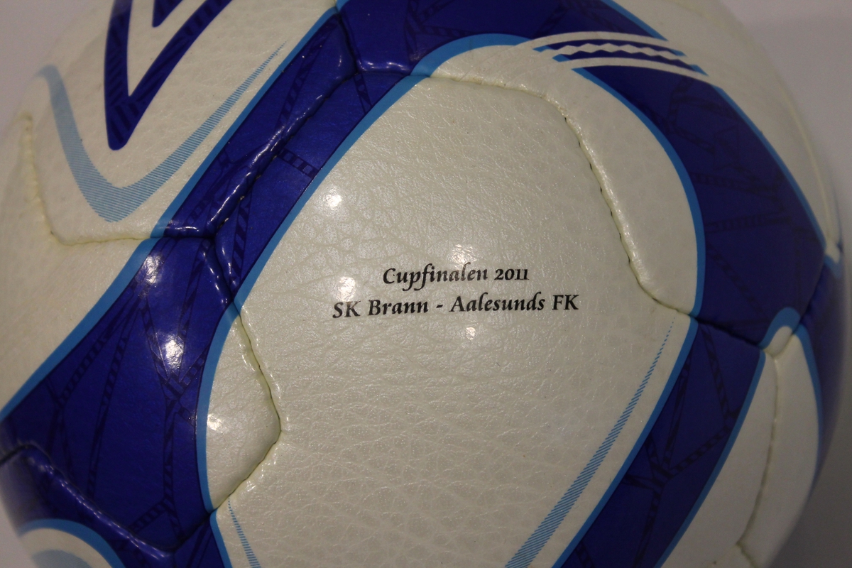 Umbro neopro fotball. FIFA quality approved. Samme modell som ble benyttet under cupfinalen for herre 6. novemver 2011 på Ullevaal Stadion mellom Aalesunds Fk og SK Brann