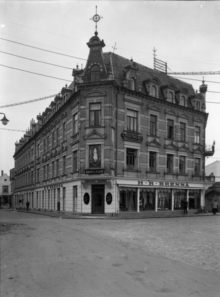 Slange Gården - forretningsbygg, eksteriør. H.R. Brenna konfeksjonsforretning.