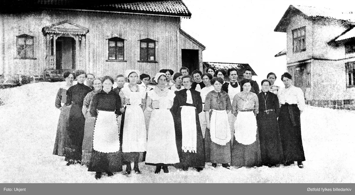 Deltakere i husholdningskurs, østre Tørnby  i Rømskog 1912. Ukjente personer.