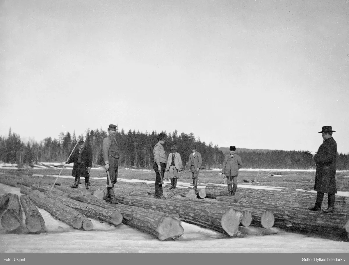 Merking av tømmer i Rømskog 1904. Personene er ukjente.