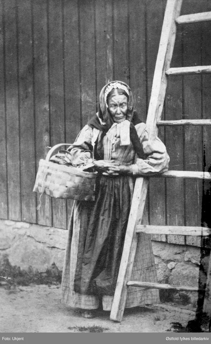 Mari Bøa i Råde, legdekjerring i Råde, ca. 1865-70.
"Lægdekjærring Mari Bøa vanket stadig paa Færjestan og fik sig en taar Kaffi" påskrevet på bakside av visittkort.
Færjestan på Solli i Tune.

"Ho Mari jikk i nøa, å selte gåtter og tigde føa. Ho var en stann å tente, der der va læit å væra, fekk e sjeppe poteteter te  å setta i lønn. 
- jæ fekk sett e sjeppe poteter da døm sette sinne, å de første døm bynnte å ita tå de var  minne - de vet ingen åt jæ læi  dem de så, det, sao Mari Bøa .Etter Kristian Strømshaug, Råde. 
Originalfoto i visttkoprtformat innkommet 1977 (fra hvem?), skriver Truls Nygaard.