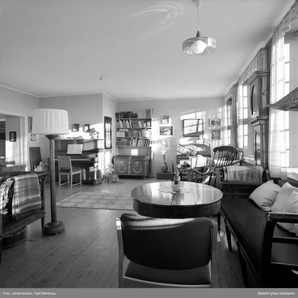 Interiør fra fylkeskonservatorbolig på Borgarsyssel Museum i Sarpsborg. 1974. Stueinteriør.