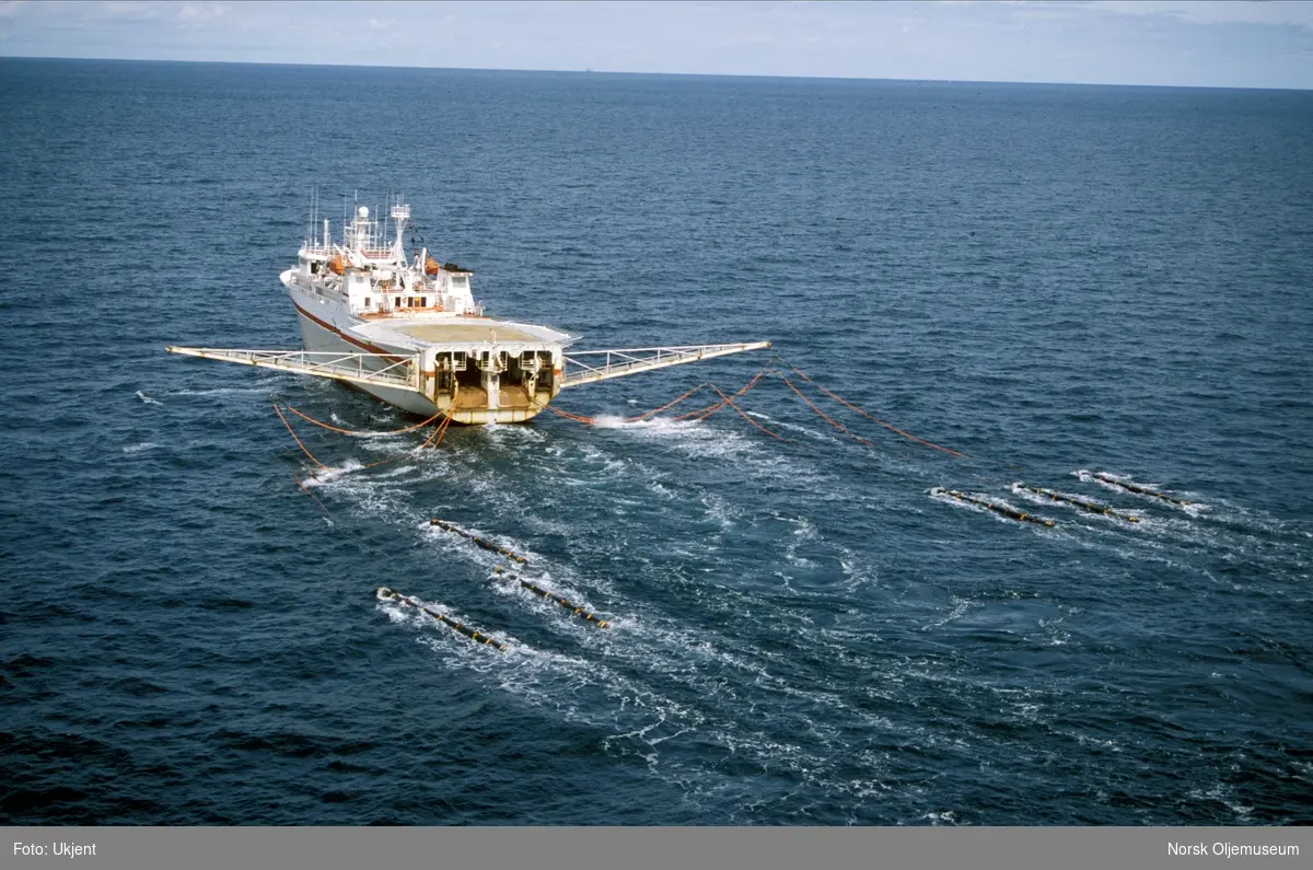 Seismikkskipet "Seisquest". 1. april 1992 startet Elf en omfattende innhenting av 3D seismikk på blokkene 25/4 og 25/5 (Heimdal - og Frøyområdene). Operasjonen bl utført av "M/V Seisquest" som eides av selskapet Seismic Services Ltd. 