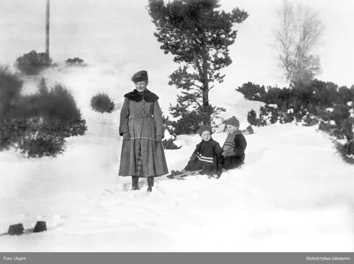 Anna Klemsdal med sønnene sine Ludvig og Even på aketur i 1920 ca.