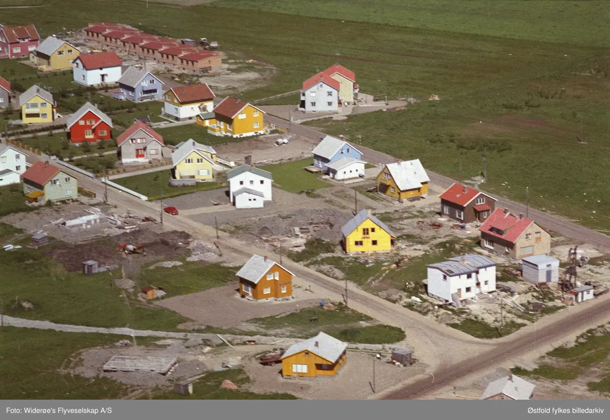 Flyfoto 17. juni 1962 av bebyggelse i Statsminister Kolstadsvei langsgående, med Frøyasvei, Syrinveien og Evenrødveien i Tune, Sarpsborg.