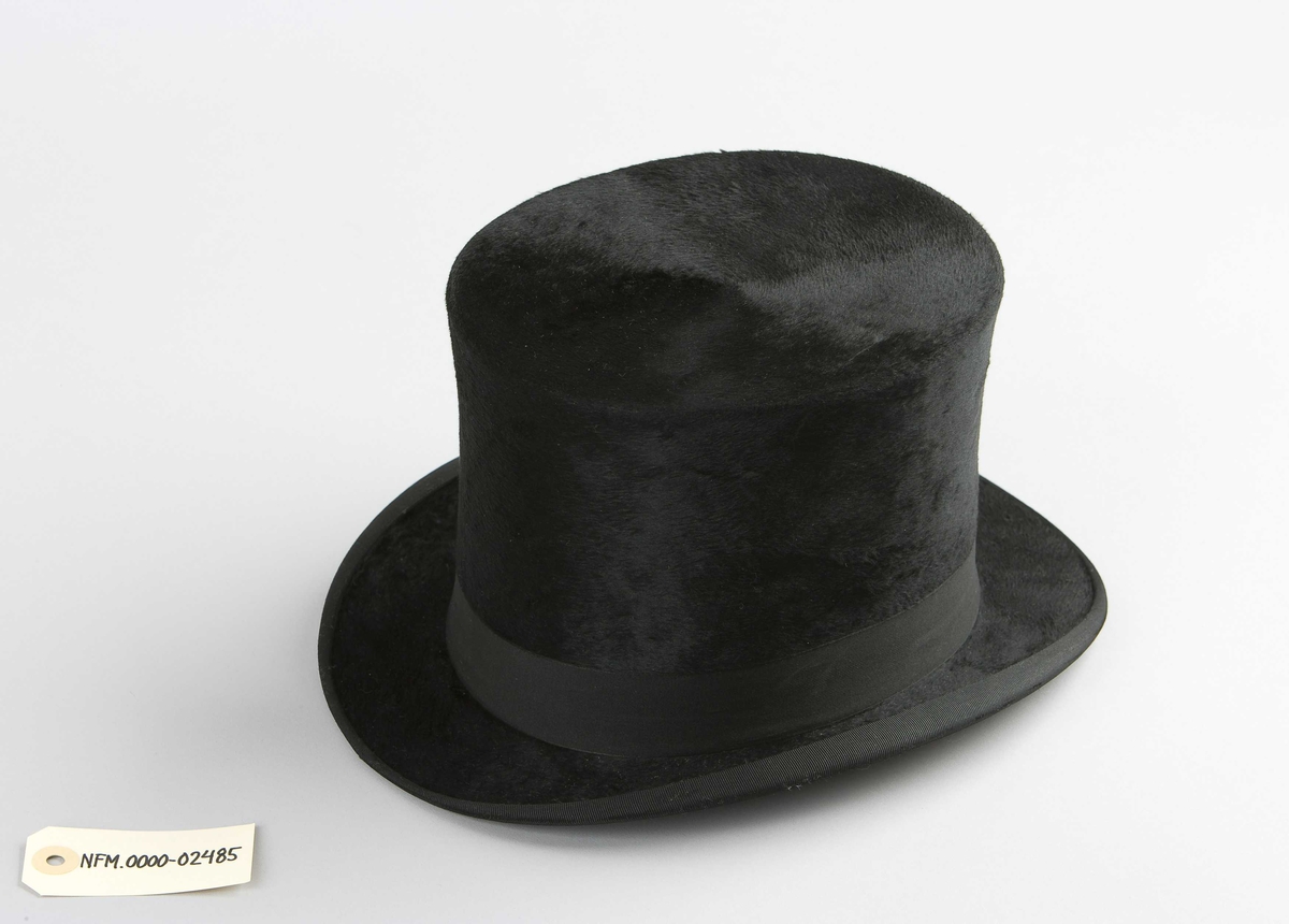 Flosshatt med band rundt.