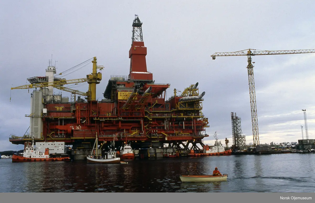 Dekket til Statfjord C skal slepes til Vats for å kobles sammen med betongunderstellet. Her ved Roseberg Verft, Stavanger.