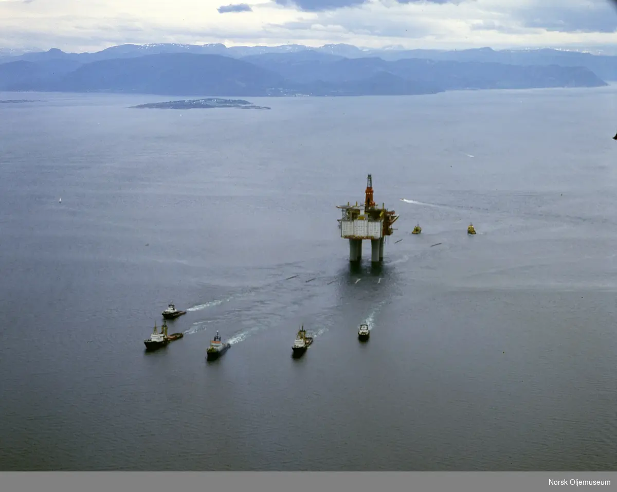 Statfjord C slepes ut. Plattformen ble innstallert på feltet i juni, 1984.