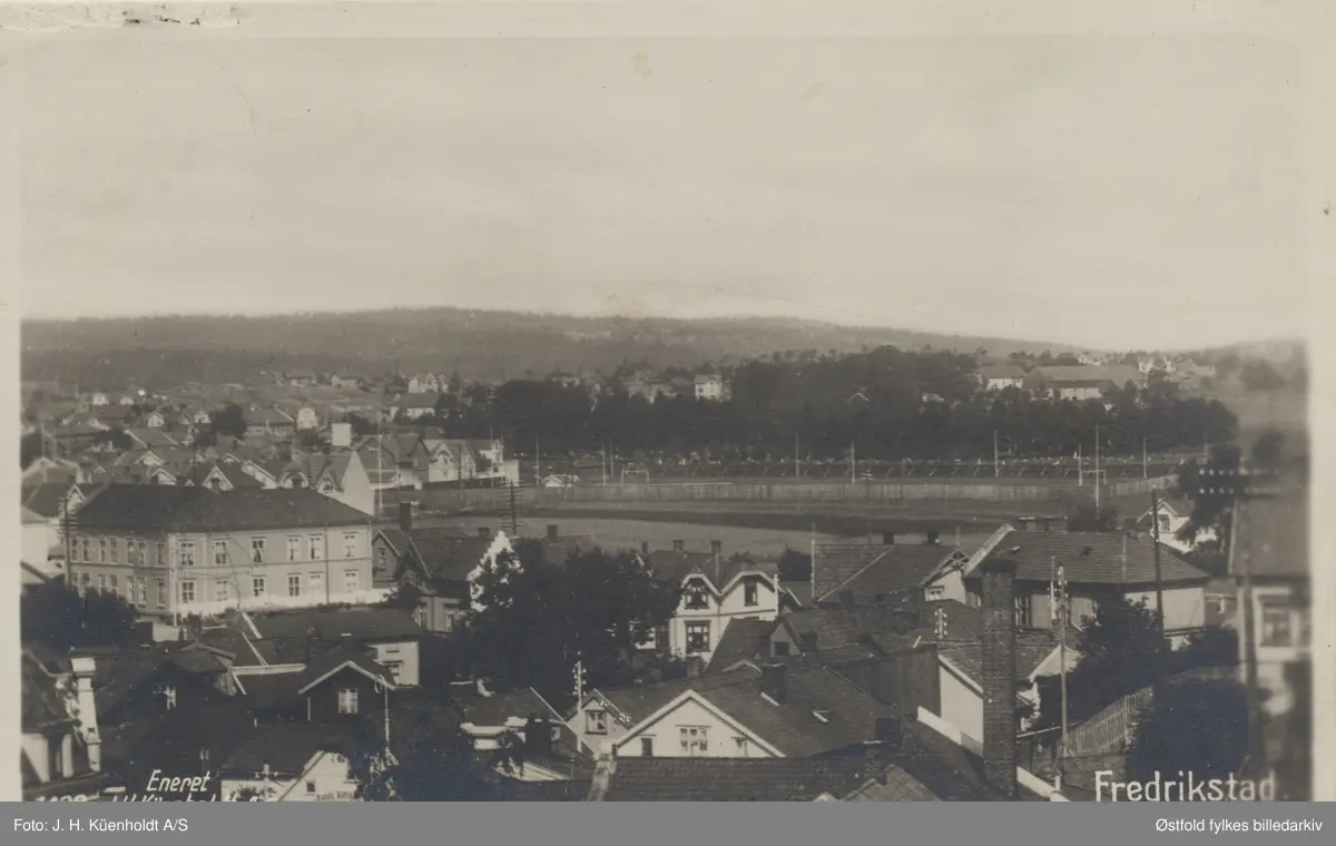 Panorama over Fredrikstad stadion og omliggende boliger. Postkort datert 1936.