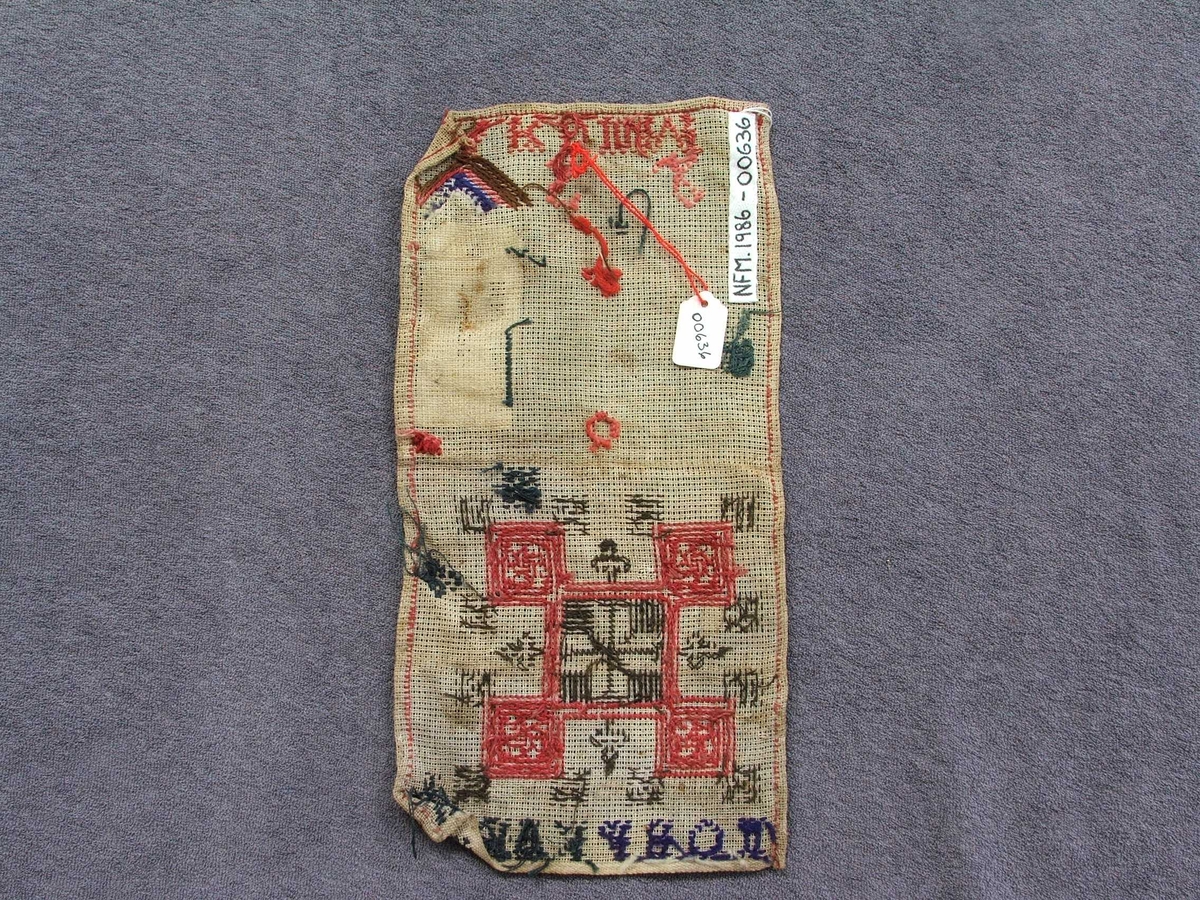 Bokstavar, åttebladsroser.