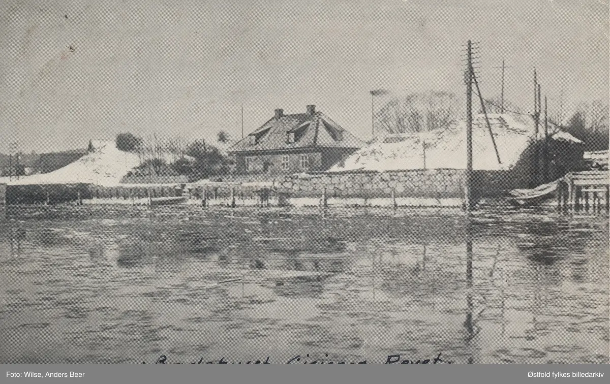 Badehuset på Cicignon, Fredrikstad  i vinterdrakt, senere revet. Murbygning.