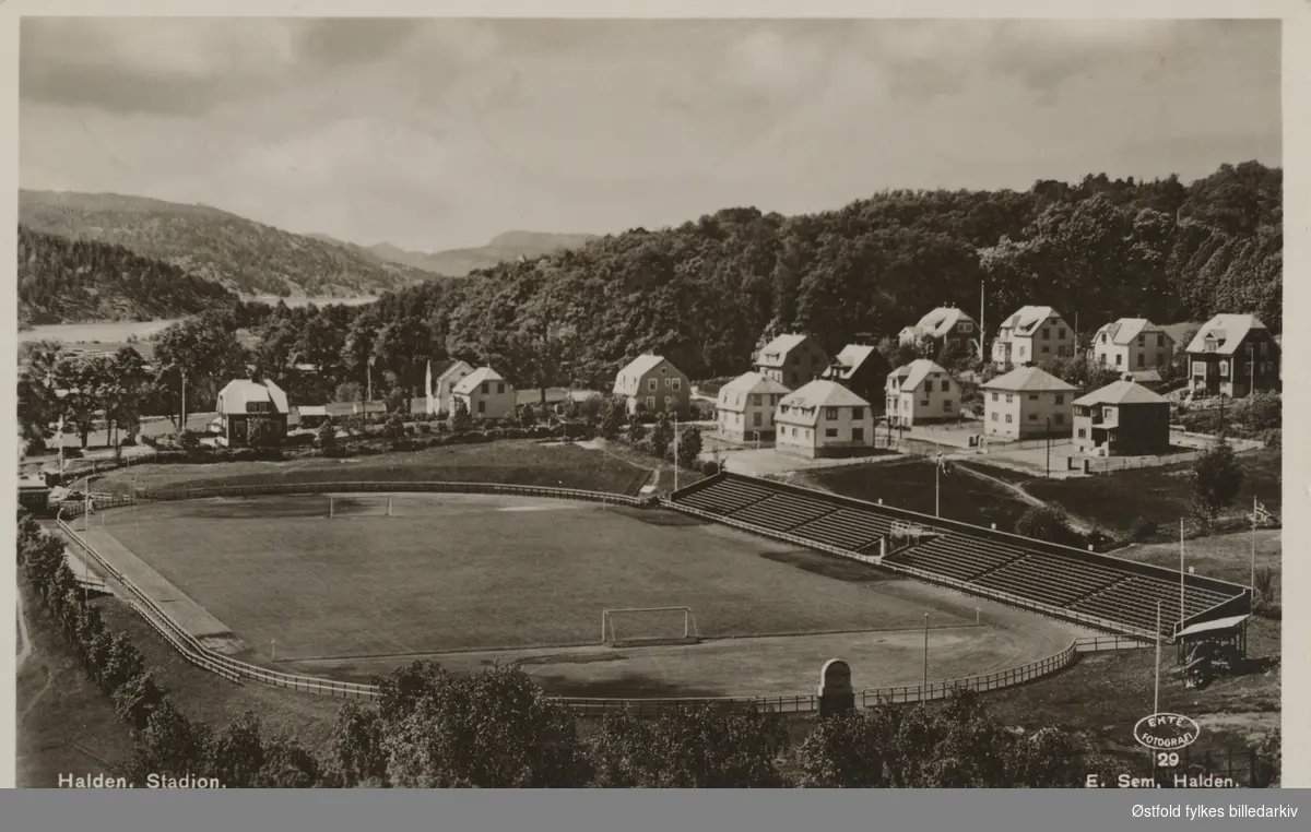 stadion, bolighus, trær, vann,