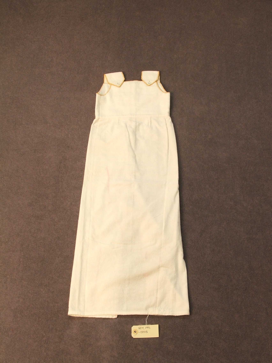 Den øvre delen er kanta med gule sting. Lerretsknappar; ein på kvart berestykke og for loddrett lukking 4 i øvre delen. Nedanfor knappane eitt stoffstykke som i kvar av dei to loddrette, innbretta sidene har 2 raude og ei blå stripe.