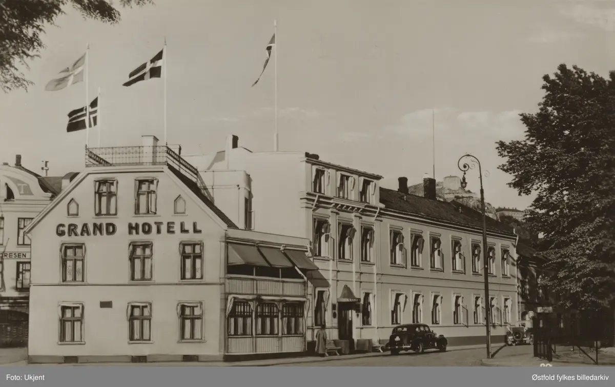 Grand hotell i Halden. 
Bilen er en amerikansk 1937-39-modell, postkort.