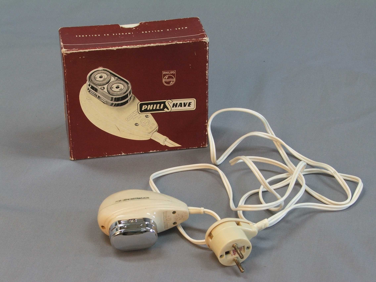 Oval, rund form "som ligg godt i handa". Blank ende med blankt lok. Tar du av loket er det to runde former inni. Ledning. Støpsel. På undersida av støpsel er det ulike innstillingar på "volts" ein kan skyve fram og attende.