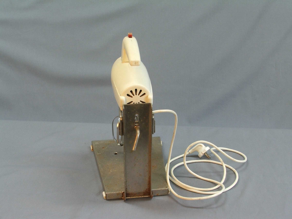 Miksmastar i fem delar: Stativ, bolle, maskin med leidning, to vispar. Stativet er av stål, her kan bollen stå oppå og maskinen stå ned i ei råme med vispane ned i bollen. Bollen er i rustfritt stål. Maskinen er tung, handtak øvst, knapp med fire trinn også øvst. Uttak til vispar under. Vispar samansett av to ovalar med stålband.