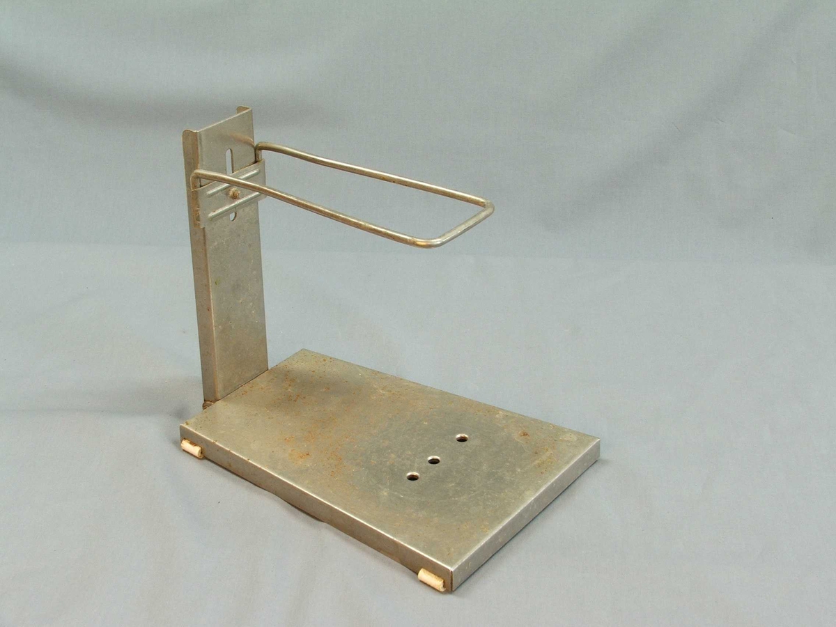 Miksmastar i fem delar: Stativ, bolle, maskin med leidning, to vispar. Stativet er av stål, her kan bollen stå oppå og maskinen stå ned i ei råme med vispane ned i bollen. Bollen er i rustfritt stål. Maskinen er tung, handtak øvst, knapp med fire trinn også øvst. Uttak til vispar under. Vispar samansett av to ovalar med stålband.