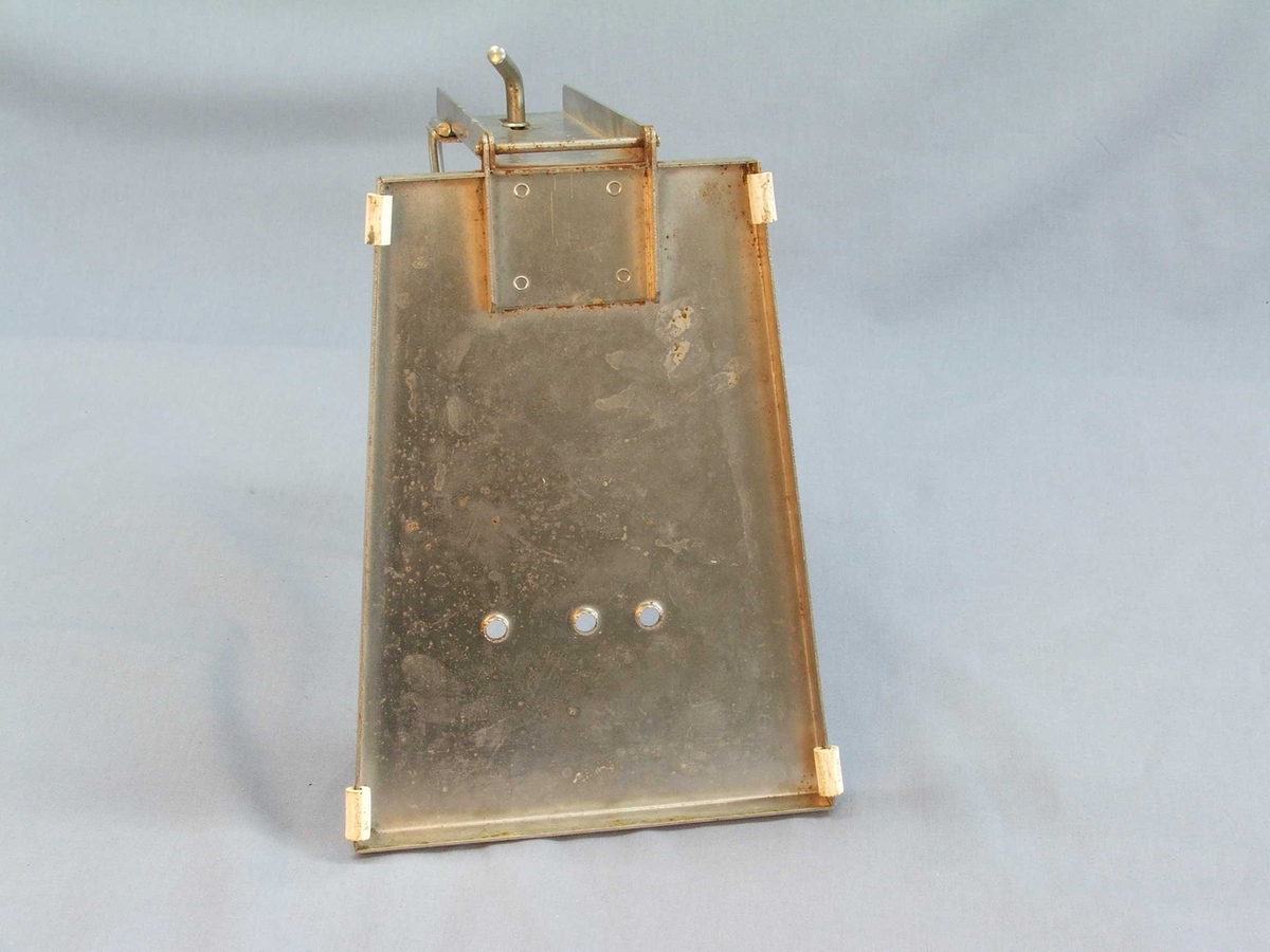 Miksmastar i fem delar: Stativ, bolle, maskin med leidning, to vispar. Stativet er av stål, her kan bollen stå oppå og maskinen stå ned i ei råme med vispane ned i bollen. Bollen er i rustfritt stål. Maskinen er tung, handtak øvst, knapp med fire trinn også øvst. Uttak til vispar under. Vispar samansett av to ovalar med stålband.