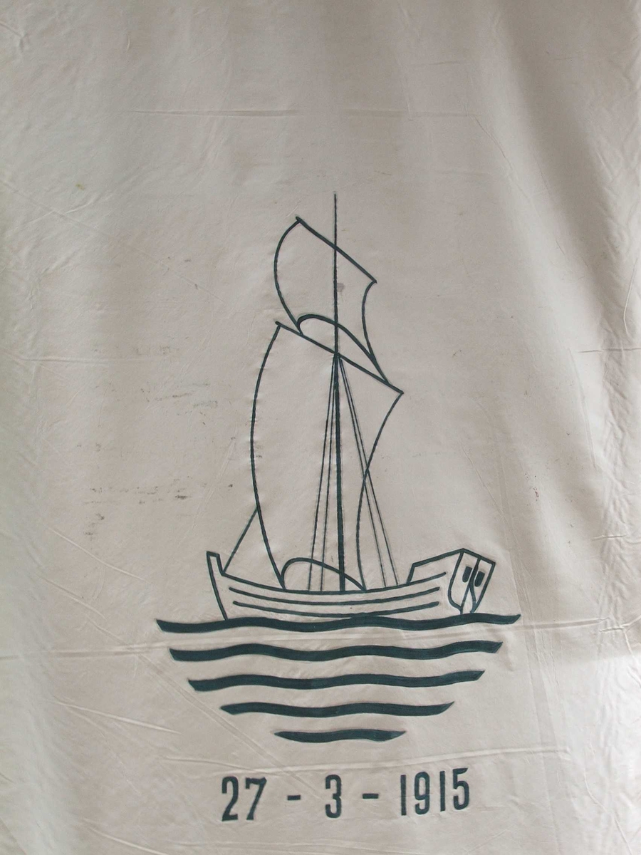 Gardstun med fjord, fjell og bre i bakgrunnen på framsida. På baksida skal det vere Holvikejekta som er måla i ein enkel strek. Tekst på framsida er "Nordfjordlaget i Oslo" over måleriet. Under "Nordfjord, du fagre og fjellsterke heim". 10 blader i rad på kvar side av motivet. 