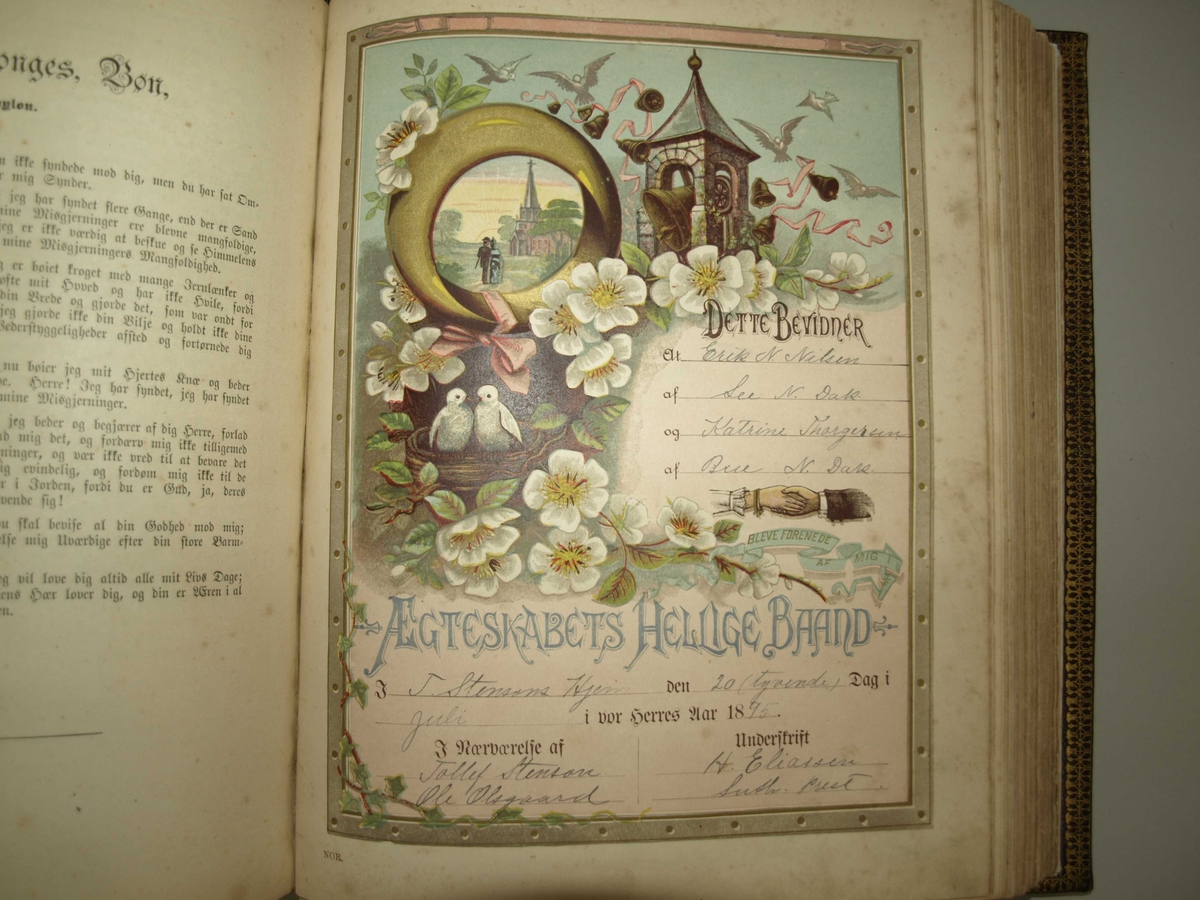 Stor og tung Bibel produsert og brukt opphaveleg i USA. Permen er tjukk og kanskje laga av tre med skinn (?) trekt utanpå. Det er fordjupningar i permen si framside. Bilete og tekst utanpå er forgylt. I Bibelen er det mange illustrasjoner og nokre sider er også i fargar. Det er også vigselsbevis/attest i den og dødsfall til eine eigar er oppført. Bakerst er det plass til fotografi, og det er fleire inni. Det ligg også ved to bokmerke, det eine brodert med initialar, og ein laus illustrasjon.