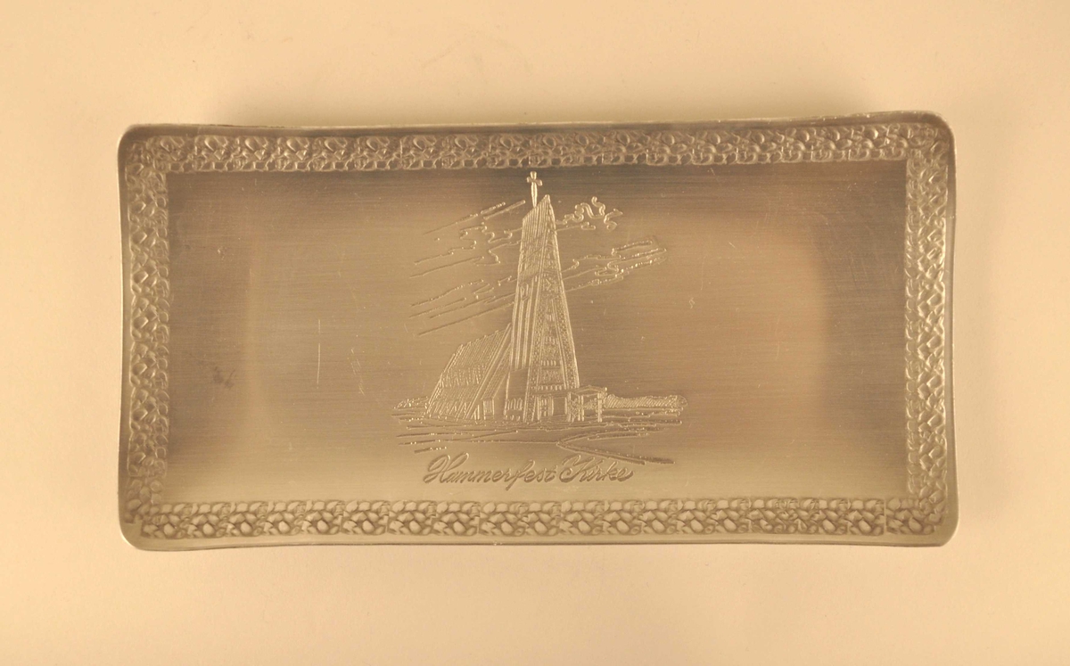 Hovudmotivet på fatet er Hammerfest kyrkje. Rundt kanten av fatet går ein bord som kan likne blad eller småstein som ligg tett.