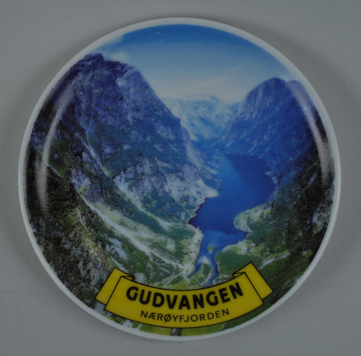 Eit foto av Gudvangen og Nærøyfjorden teke frå lufta eller fjellet over bygda. 